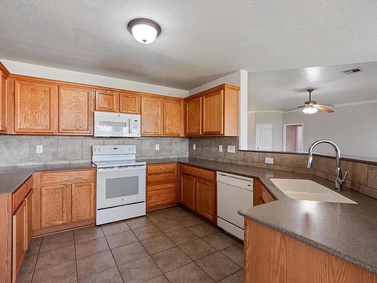 6104 Alexus Dr — Photo 12