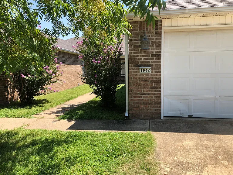 1942 N Pine Valley Dr — Photo 1