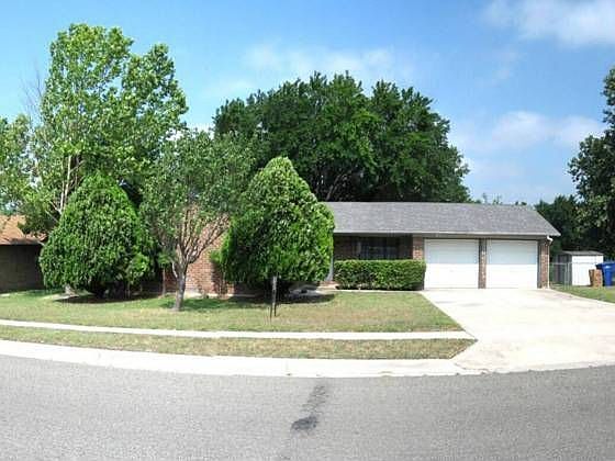 2nd image of 2202 Phyllis Dr