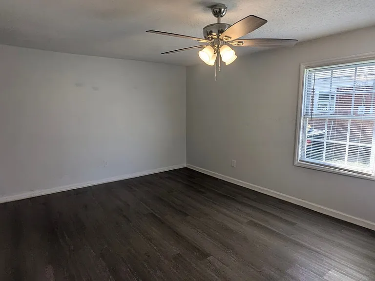907 Bennett St — Photo 3