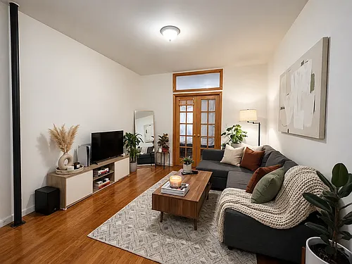 315 E 5th St #2B Photo 1