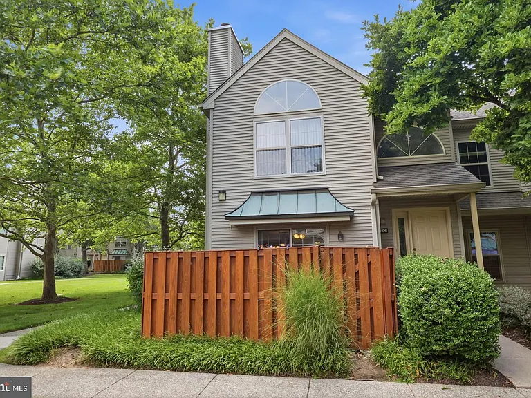 3105 Danbury Ct — Photo 2