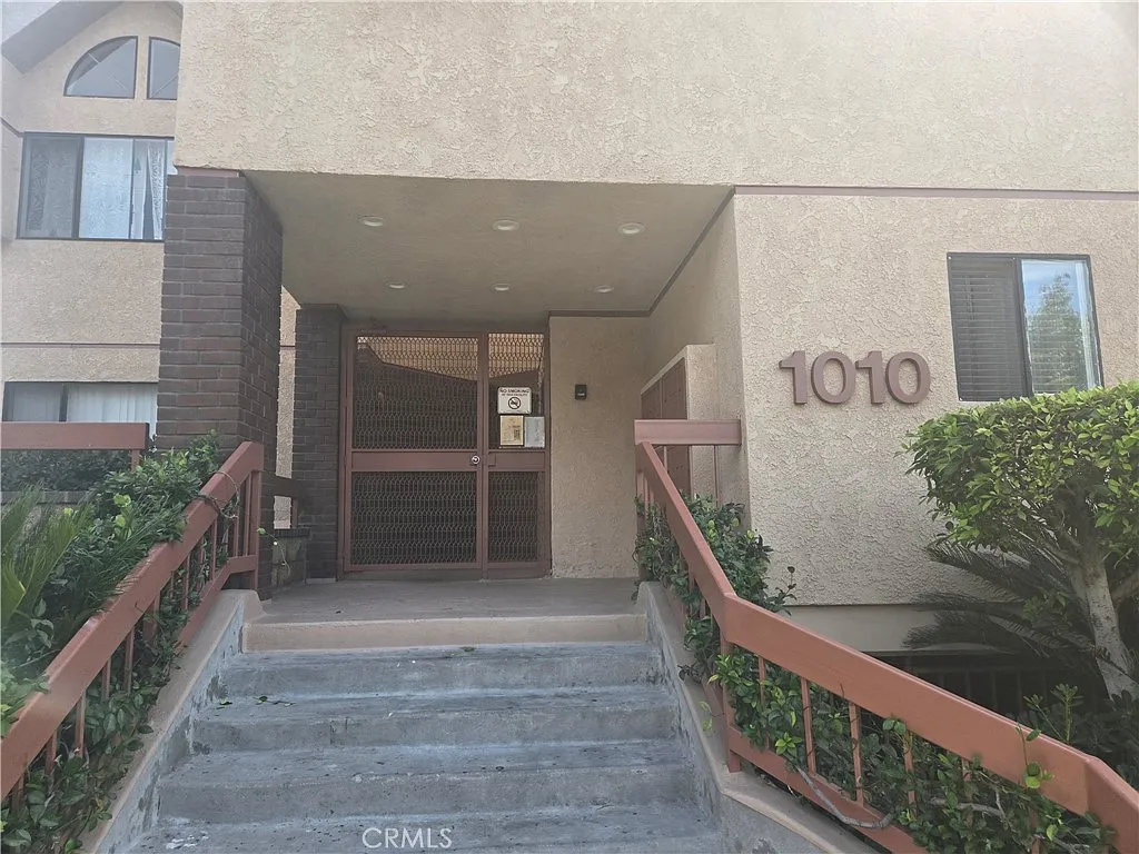 2 bed, 900 sqft, $2,680 — Photo 2