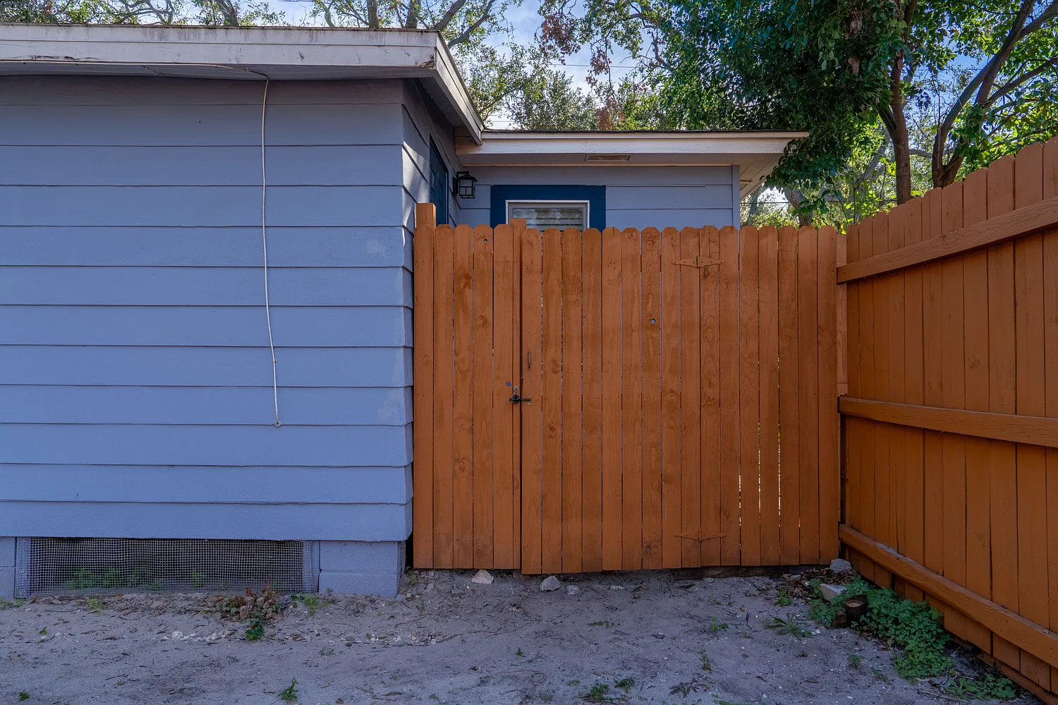 606 Woodlawn St — Photo 4