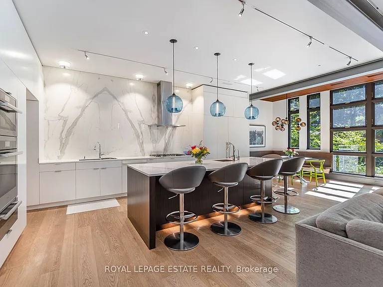 11 Pine Cres — Photo 13