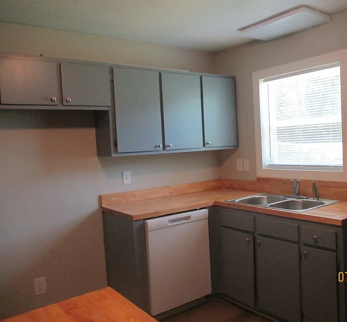 323 Oak St — Photo 4
