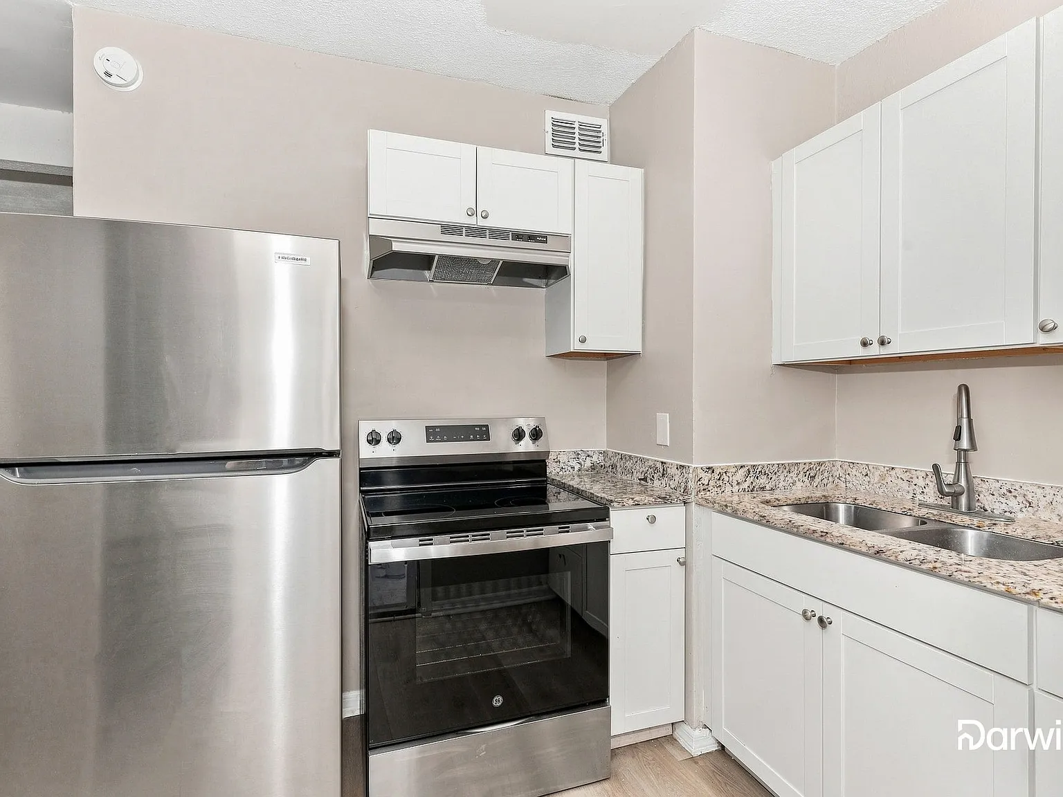 3 bed, 1.0 bath, 1048 sqft, $1,355 — Photo 2