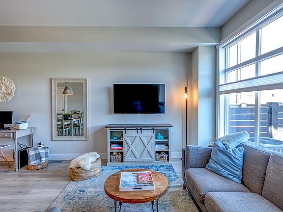 3rd image of 115 Wyndham Cres #3