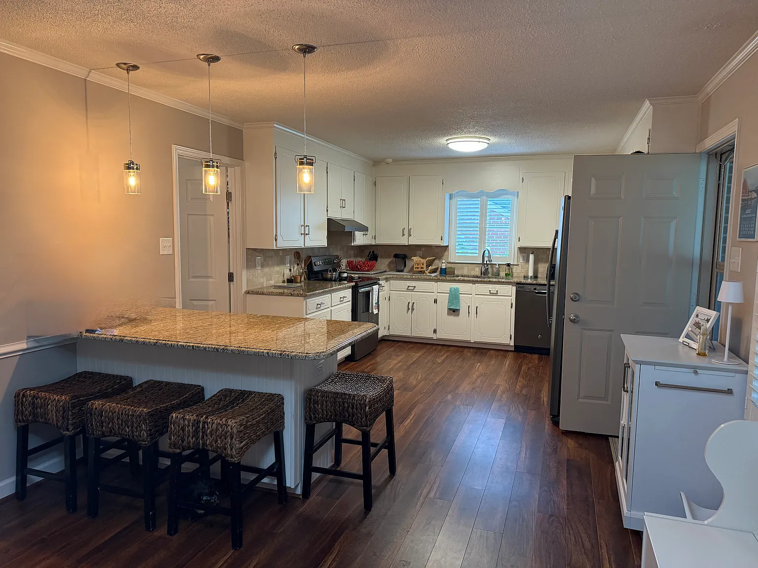 3 bed, 2.5 bath, 1742 sqft, $1,975 — Photo 4