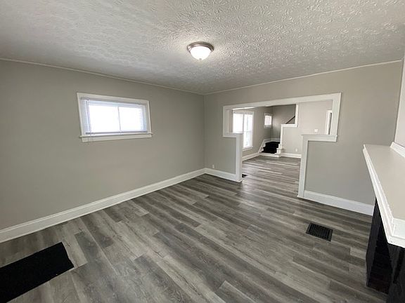 4th image of 162 Columbian Ave