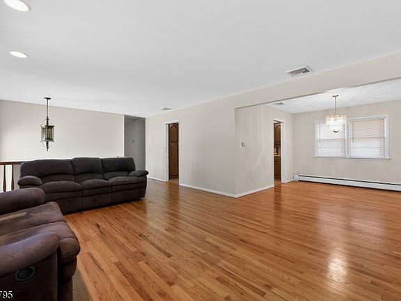 4th image of 228 Shaw Pl