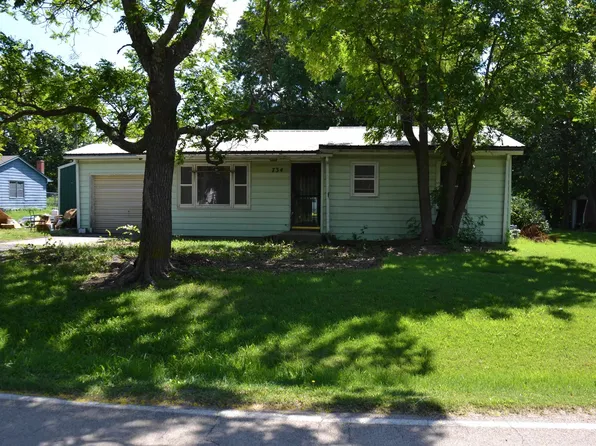 734 S 9th St, Osage City, KS 66523