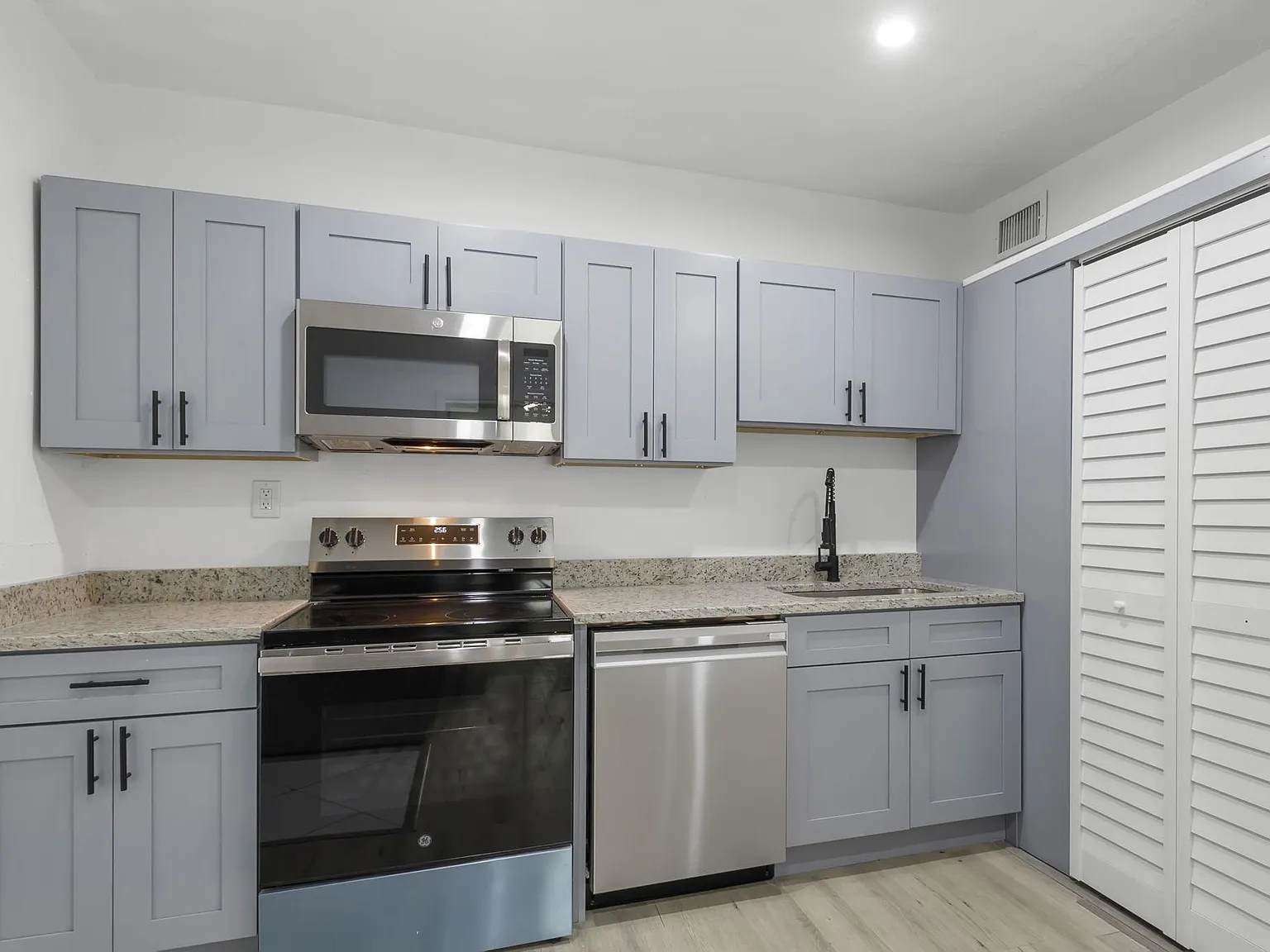 3 bed, 1.0 bath, 753 sqft, $858 — Photo 3