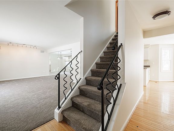 3rd image of 27 Hillbridge Cir