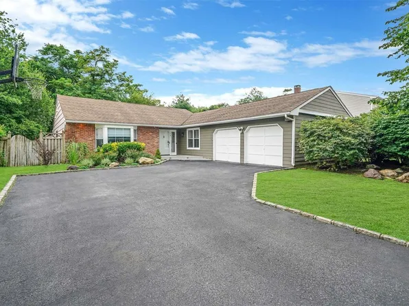 19 Canterbury Court, Oakdale, NY 11769