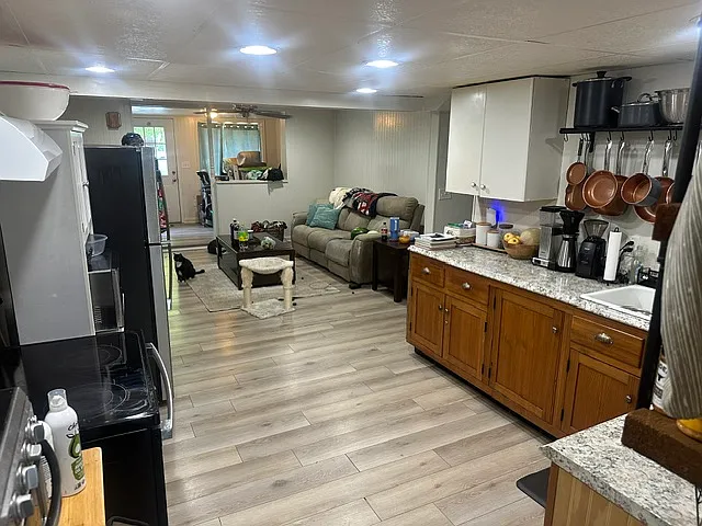 3 bed, 1200 sqft, $2,200 — Photo 2