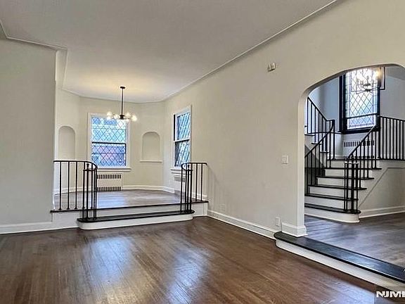 3rd image of 695 Palisade Ave