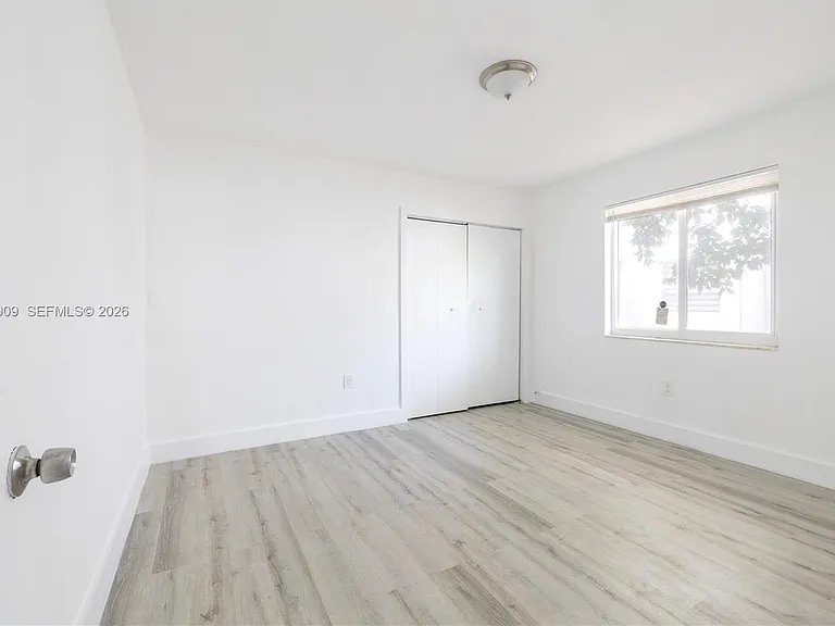 1091 SW 4th St #1 — Photo 4