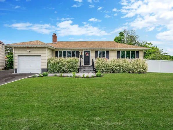 654 S 5th St, Lindenhurst, NY 11757