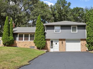 325 Quaker Ln N, Plymouth, MN 55441