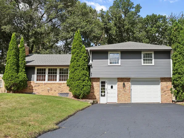 325 Quaker Ln N, Plymouth, MN 55441