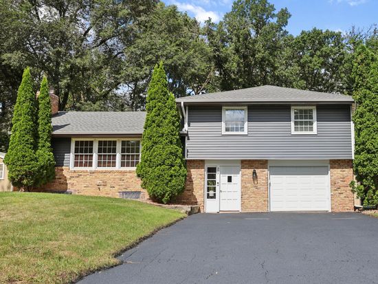 325 Quaker Ln N, Plymouth, MN 55441