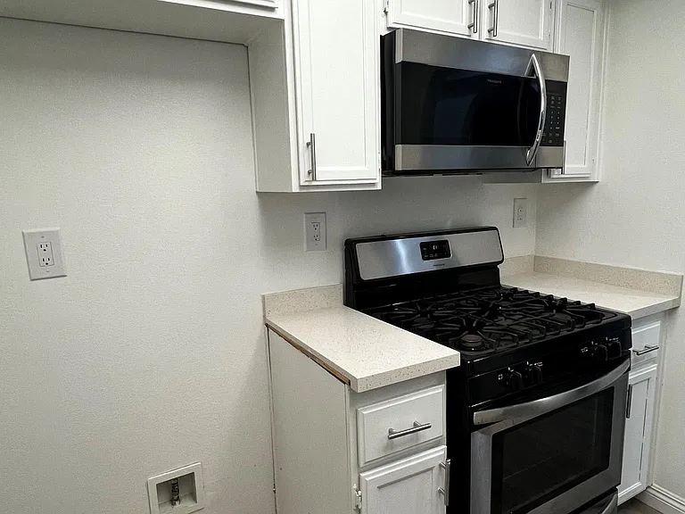 Canoga Luxury Apartments — Photo 52