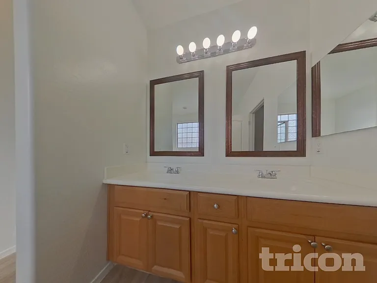 17307 W Monroe St — Photo 9