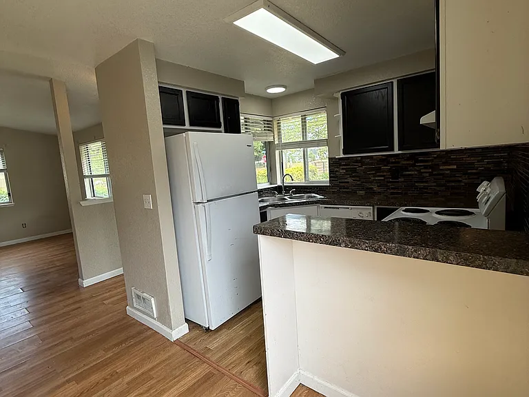 819 Hamelin Ln SE — Photo 8