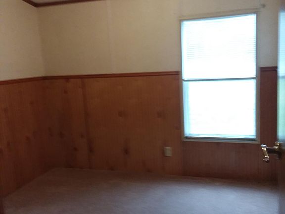 Middle bedroom with single closet