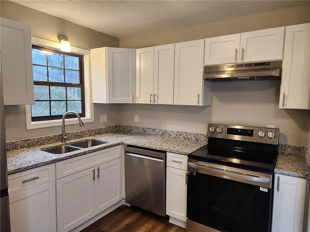 2 bed, 2.5 bath, 2400 sqft, $1,650 — Photo 3