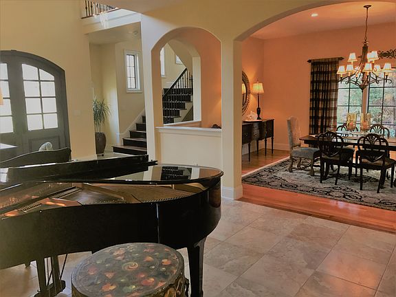 5th image of 135 Kings Crest Dr