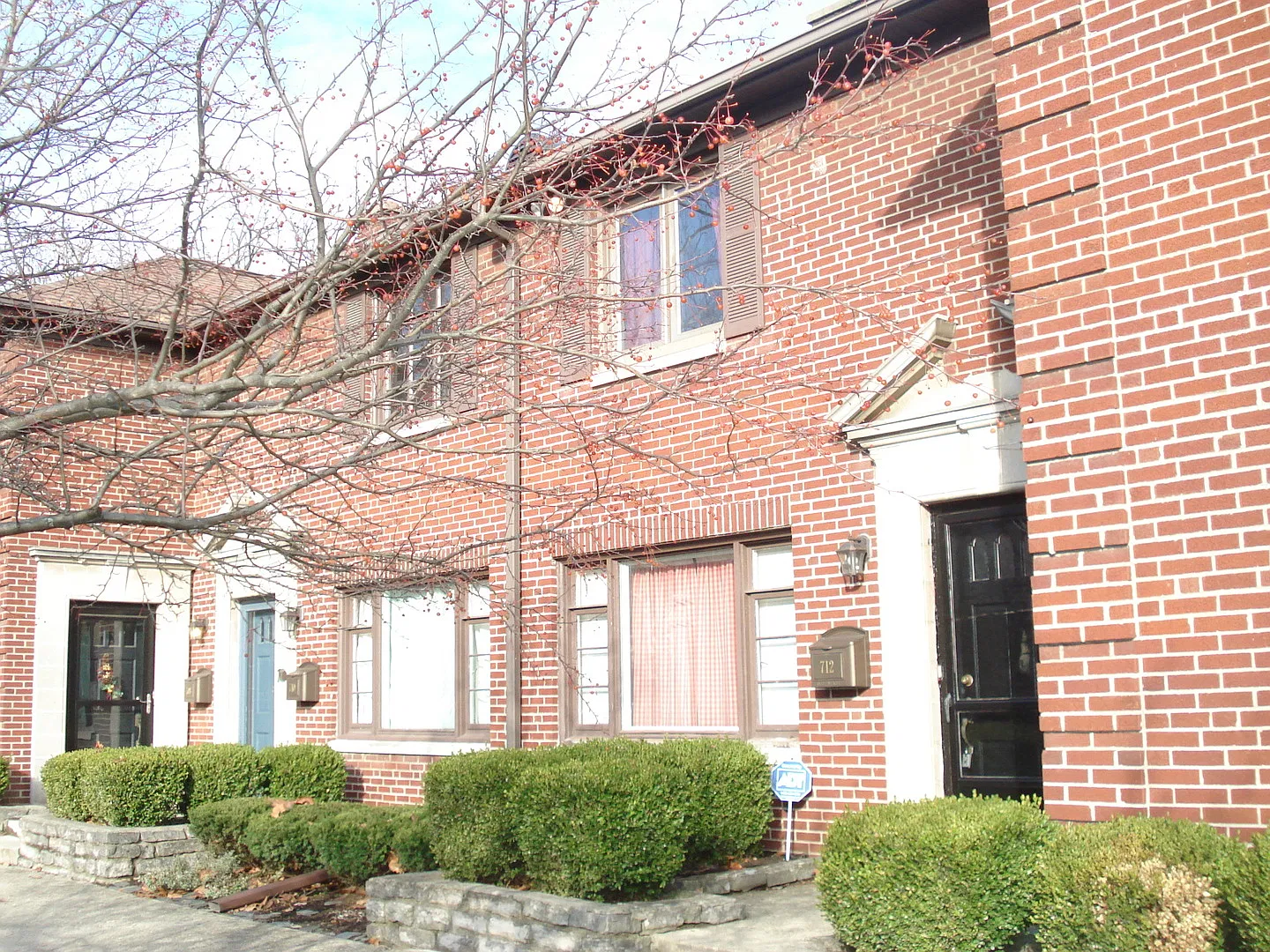 Beautiful 2BR condo located in Clintonville with hardwood floors, W/D hookups &unfinished basement. — Photo 2