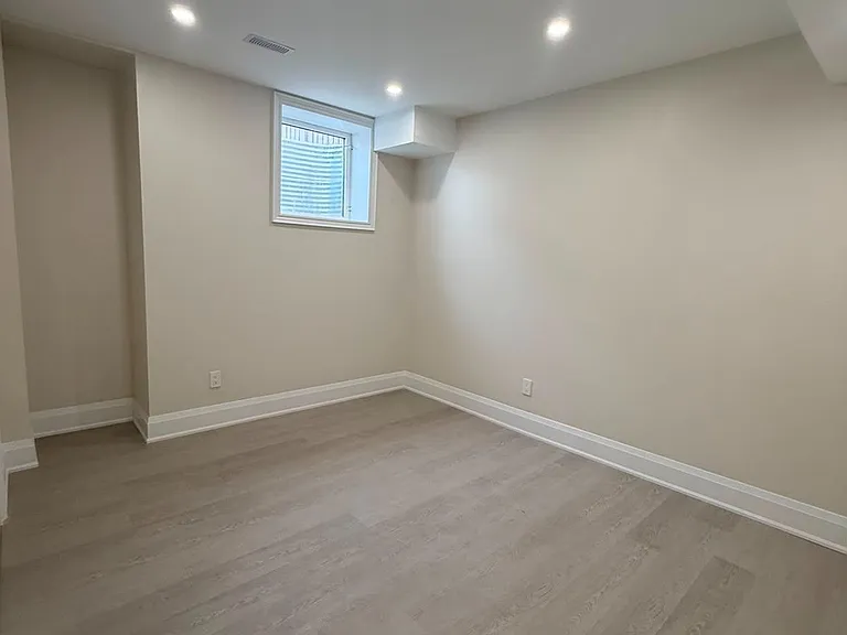 2 Chesney Cres #B — Photo 9