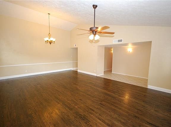3rd image of 2621 Hampshire Dr