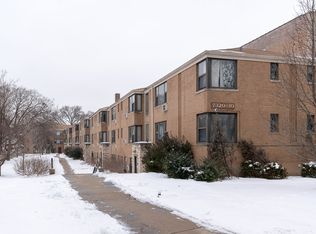 7320 N Ridge Blvd, Chicago, IL 60645