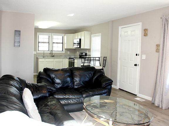 3rd image of 194 Taylor Dr