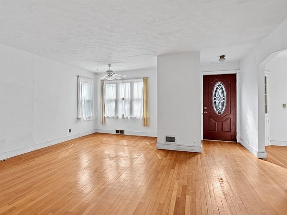 4th image of 925 Worcester St