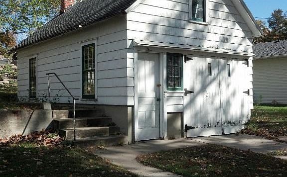 2nd image of 608 2nd Ave N