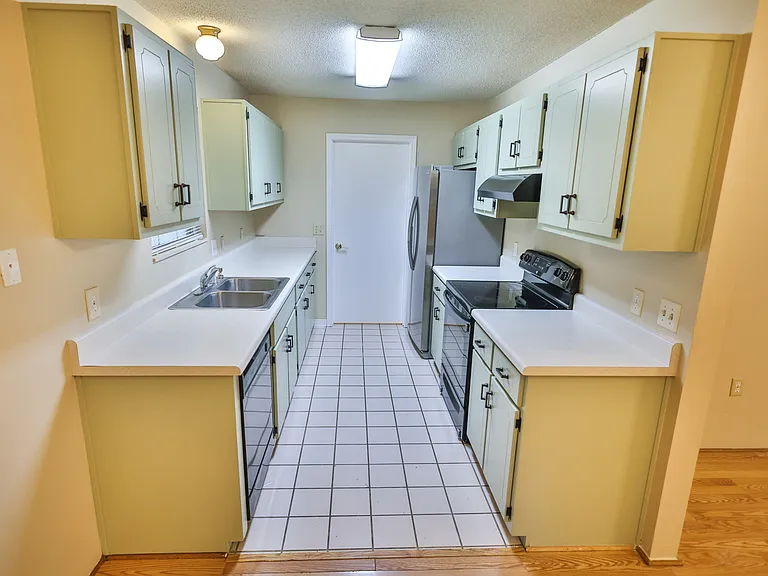 213 Pinoak Ct W — Photo 8