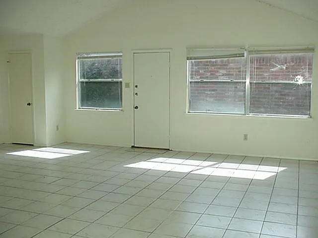 3 bed, 2.0 bath, 1356 sqft, $1,699 — Photo 2