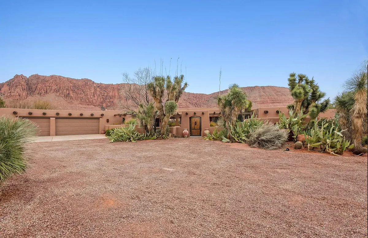 Building Photo - 1148 N Chavano Dr