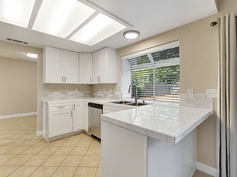 6733 N Warren Ave — Photo 11