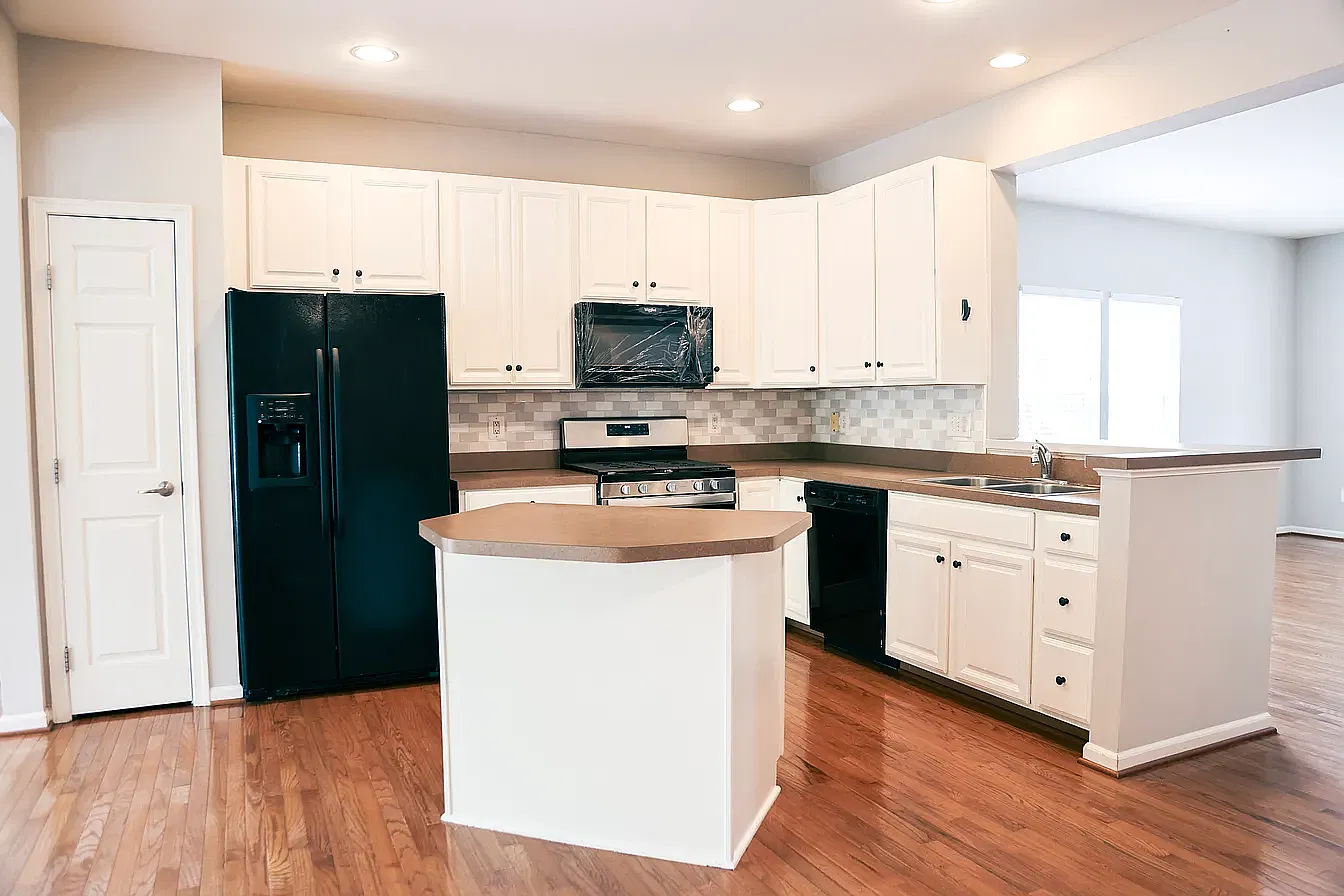 3 bed, 2660 sqft, $2,900 — Photo 3