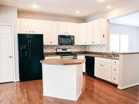 3rd image of 8 Smokehouse Cir