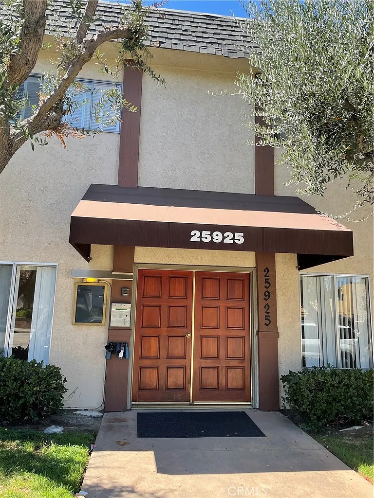 2 bed, 810 sqft, $2,400 — Photo 1
