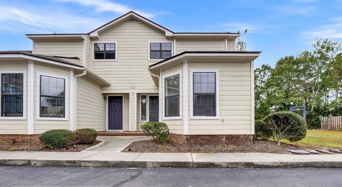 3 bed, 1221 sqft, $2,200 — Photo 1