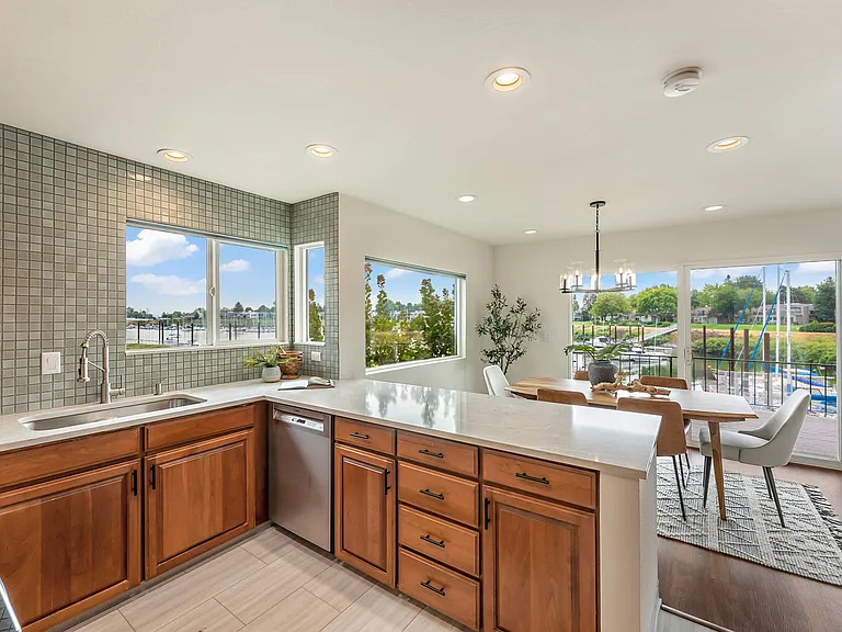 540 N Hayden Bay Dr — Photo 2