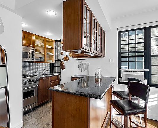 3rd image of 102 E 22nd St APT 7F