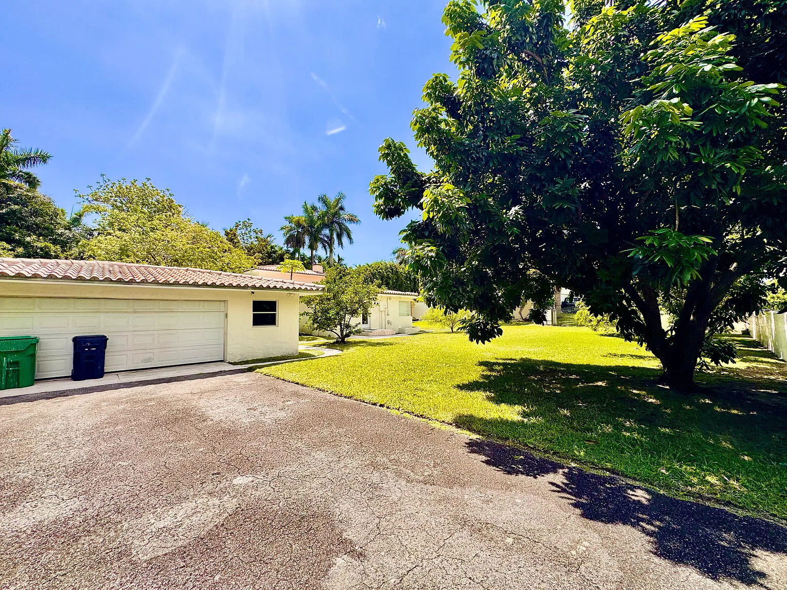 3 bed, 4000 sqft, $6,000 — Photo 2
